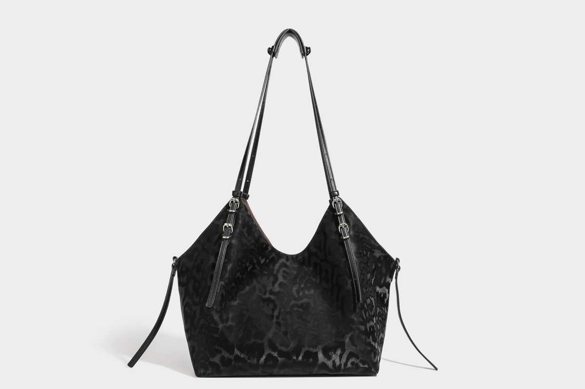 Große, glänzende Hobo-Schultertasche mit Leopardenprint, abnehmbarem Reißverschlusstäschchen und silberfarbenem Seestern-Anhänger, Detailansicht