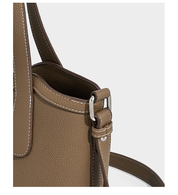 Strukturierte Tote-Bag aus genarbtem Material in Karamellbraun mit zwei Tragegriffen, abnehmbarem Crossbody-Riemen und herausnehmbarem Reißverschluss-