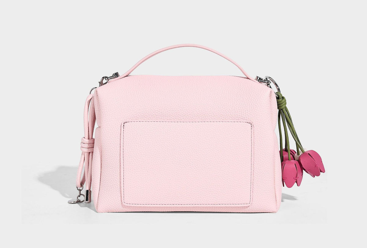 Kleine strukturierte Crossbody-Tasche mit Tragegriff aus genarbtem Material, Reißverschluss, silberfarbenen Beschlägen und optionalem Quastenanhänger