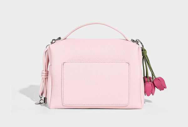 Kleine strukturierte Crossbody-Tasche mit Tragegriff aus genarbtem Material, Reißverschluss, silberfarbenen Beschlägen und optionalem Quastenanhänger