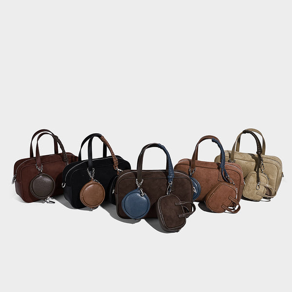 Strukturierte Boston-Bowlingtasche in Dunkelbraun mit Henkeln mit blauen Akzenten und abnehmbarem Mini-Rundtäschchen, Detailansicht