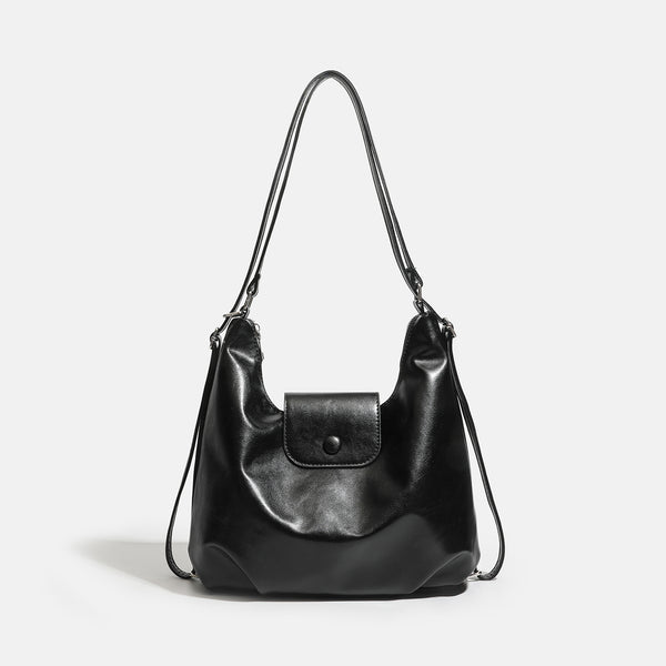 Lässig fallende Hobo-Schultertasche in glänzender Lederoptik mit vorderer Klappentasche und Druckknopf sowie silberfarbenen Metallbeschlägen, Detailansicht 6
