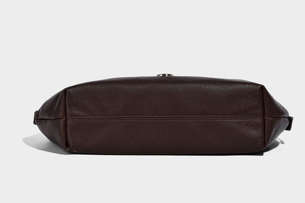 Lässig fallende, sichelförmige Hobo-Schultertasche in glatter dunkelbrauner Lederoptik mit Logo-Anhänger in Goldoptik und verstellbarem Schulterriemen