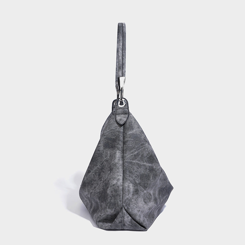 Große, weich fallende Hobo-Schultertasche mit gewaschen-matter, strukturierter Oberfläche, Reißverschluss oben, silberfarbenen Beschlägen und langem, Detailansicht