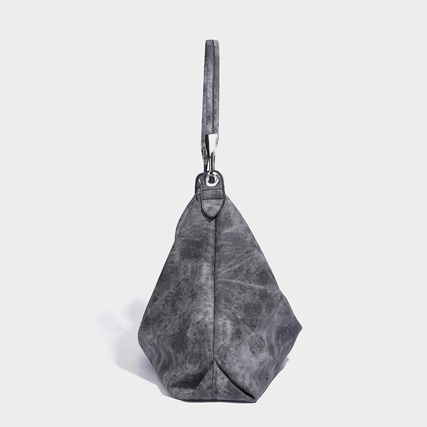 Große, weich fallende Hobo-Schultertasche mit gewaschen-matter, strukturierter Oberfläche, Reißverschluss oben, silberfarbenen Beschlägen und langem, Detailansicht