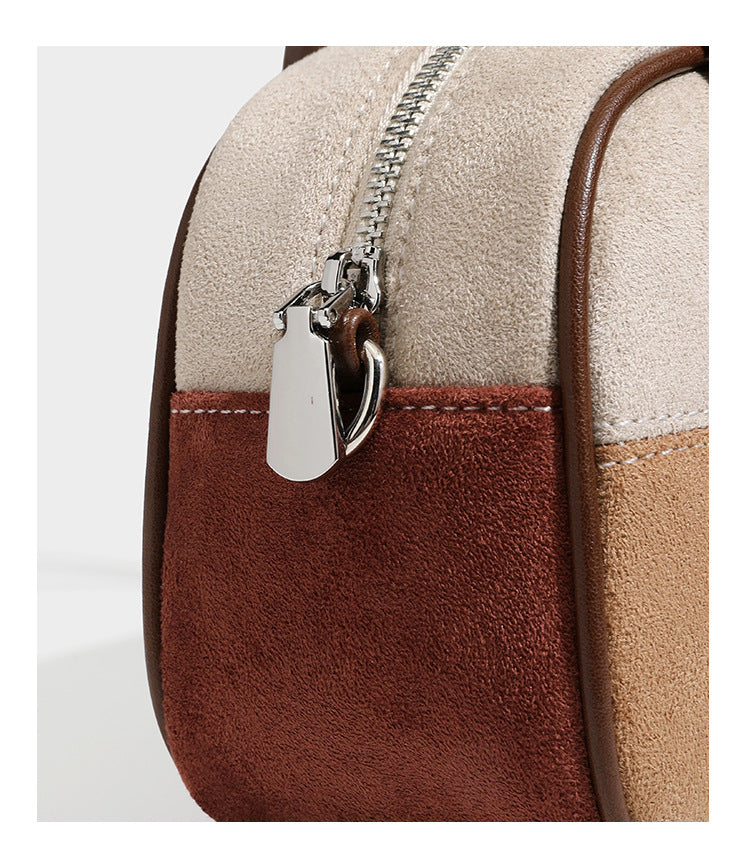 Kleine, strukturierte Henkeltasche aus Patchwork in Farbblöcken aus Beige, Camel, Braun und Rost mit dunkelbrauner Einfassung, herzförmigem