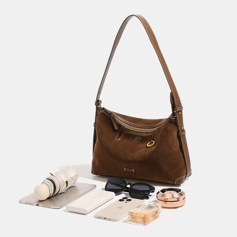 Hobo-Bag in Tabakbraun mit Velourslederoptik, Besatz in Lederoptik, Kontrastnähten, goldfarbenen Beschlägen und verstellbarem Crossbody-Riemen