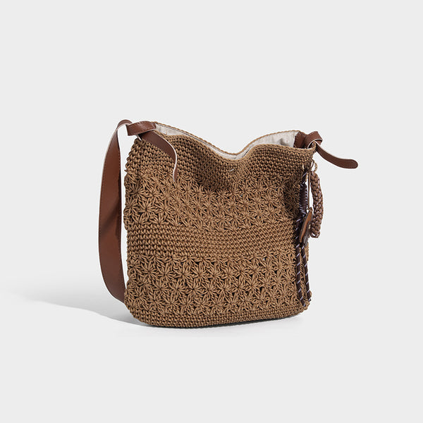 Weich fallende, gewebte Häkeltasche mit verstellbarem Riemen in Cognac mit Lederoptik und Druckknopfverschluss, Detailansicht 3