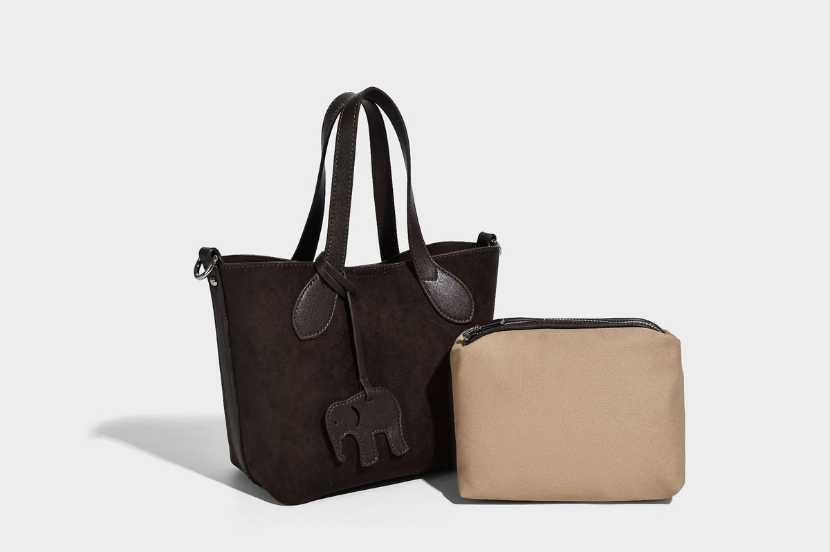 Kleine, strukturierte Tote-Handtasche in Wildlederoptik mit Elefantenanhänger, zwei oberen Tragegriffen und abnehmbarem Crossbody-Riemen, Detailansicht