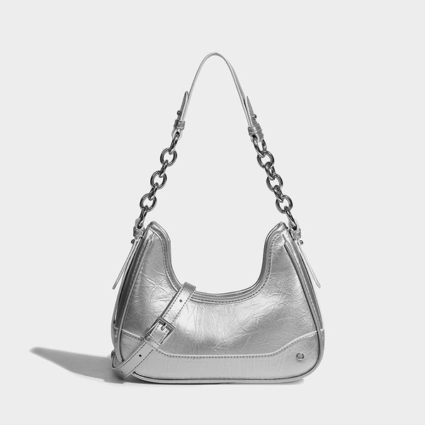 Kompakte Halbmond-Schultertasche aus glänzend geknittertem PU mit markantem silberfarbenem Kettenriemen, Detailansicht 6