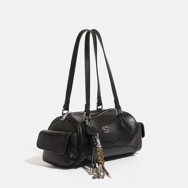 Schwarze Bowling-Schultertasche in glänzender Lederoptik mit zwei Trägern, silberfarbenen Beschlägen, seitlichen Klappentaschen und geflochtener Kordel