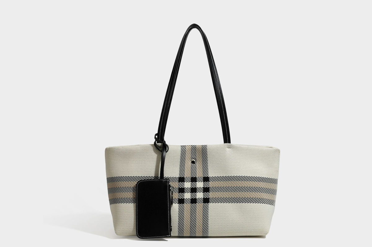 Strukturierte karierte Tote-Bag aus Webmaterial mit langen Schulterriemen in schwarzer Lederoptik und befestigter schwarzer Reißverschlusstasche, Detailansicht 21