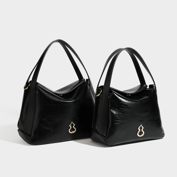 Glänzende, geknautschte Henkeltasche in Lederoptik mit goldfarbenen Emblem-Details und abnehmbarem Schulterriemen, Detailansicht 43
