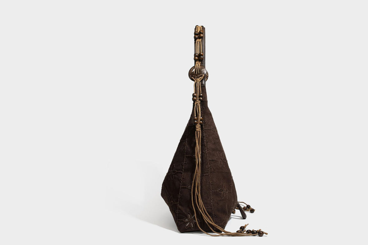 Dunkelbraune bestickte Hobo-Shopper-Tasche mit perlenverziertem Schulterriemen in Lederoptik, verknoteten Quastenbändern und ovalen Ringbeschlägen