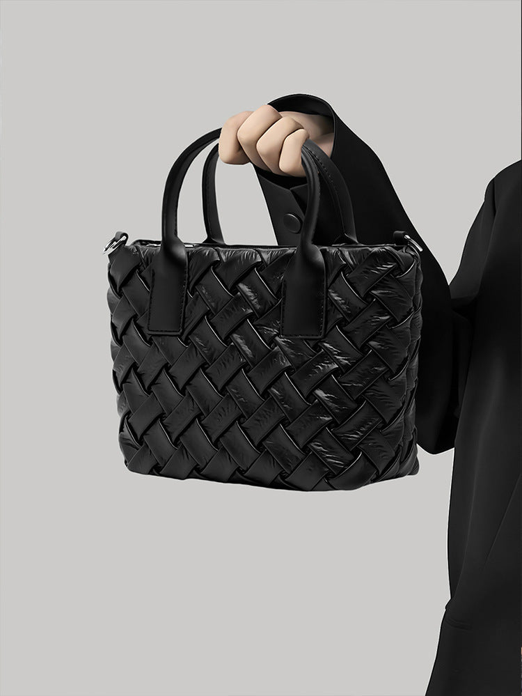 Kleine schwarze, glänzende gewebte Tote-Bag mit zwei Henkeln und abnehmbarem Schulterriemen, Detailansicht 7