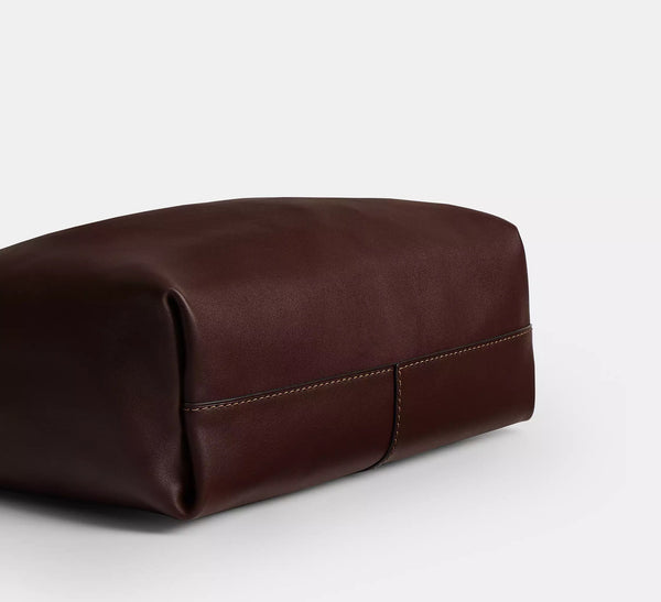 Große, weich fallende Hobo-Schultertasche mit glatter Lederoptik, breitem Riemen und goldfarbenem Reißverschluss, Detailansicht 14