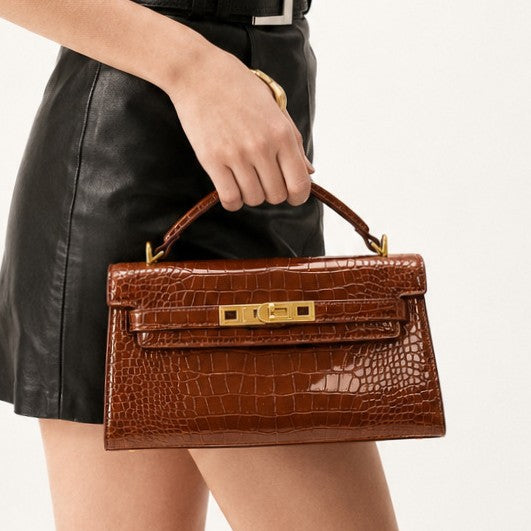 Strukturierte rechteckige Satchel-Tasche mit Krokodilprägung, goldfarbenem Drehverschluss und kurzem Henkel, Detailansicht 3