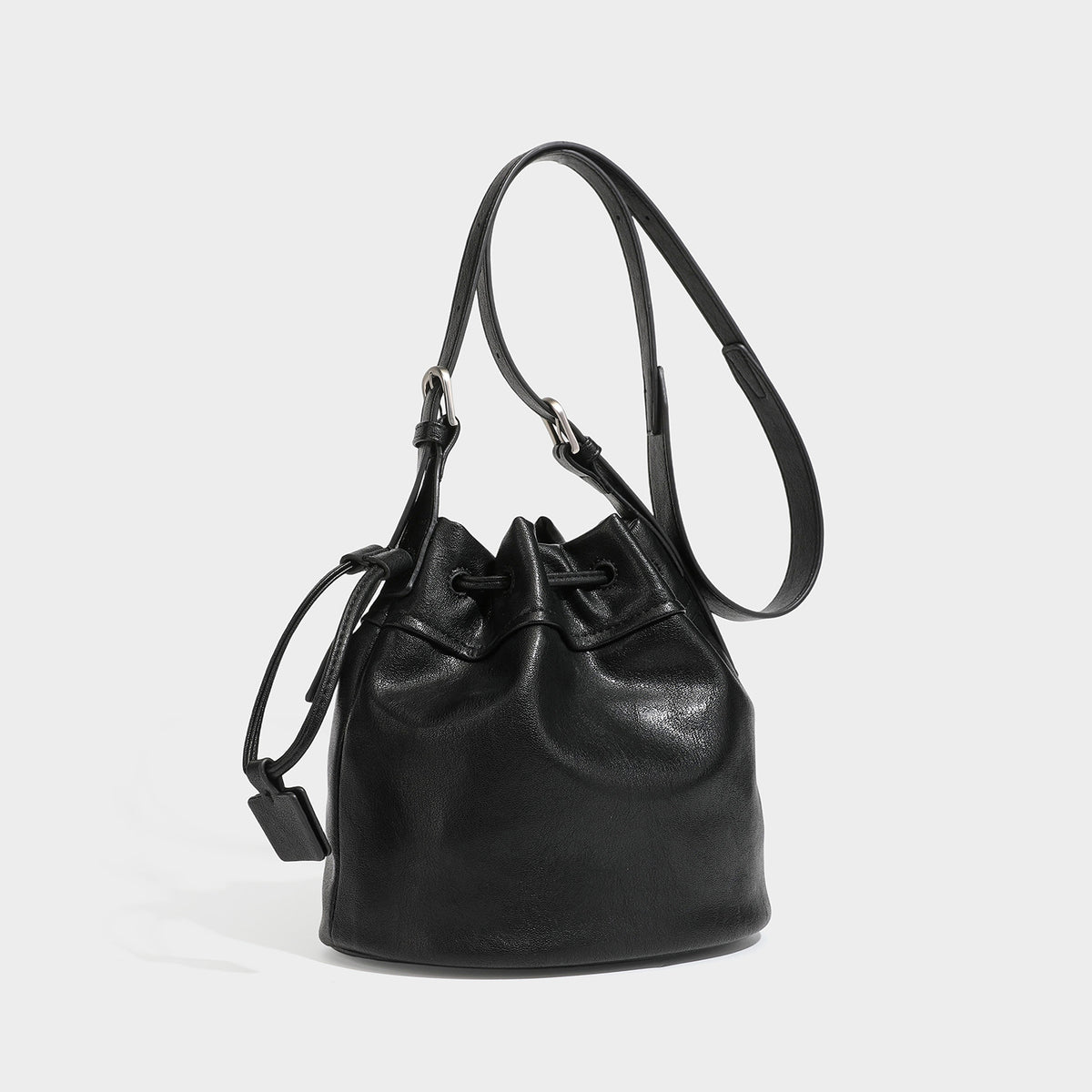 Kleine Beuteltasche in genarbter Lederoptik mit verstellbarem Umhängeriemen und silberfarbenen Metalldetails, Detailansicht 6
