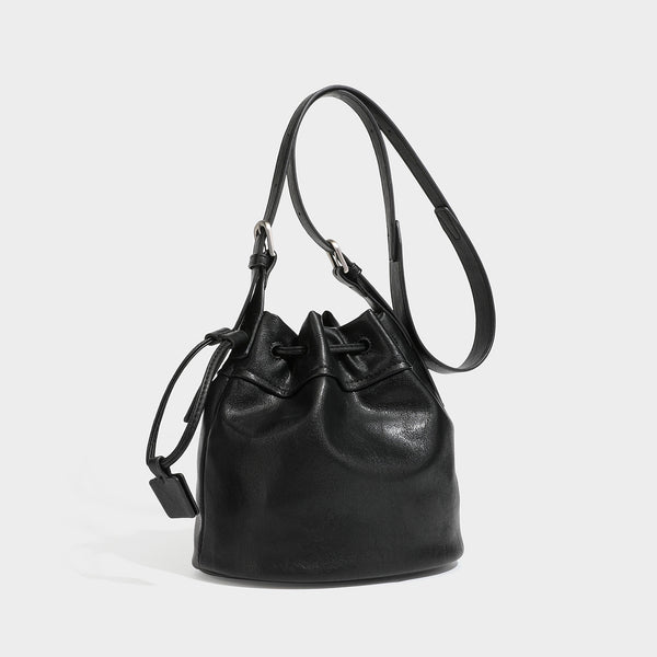 Kleine Beuteltasche in genarbter Lederoptik mit verstellbarem Umhängeriemen und silberfarbenen Metalldetails, Detailansicht 6