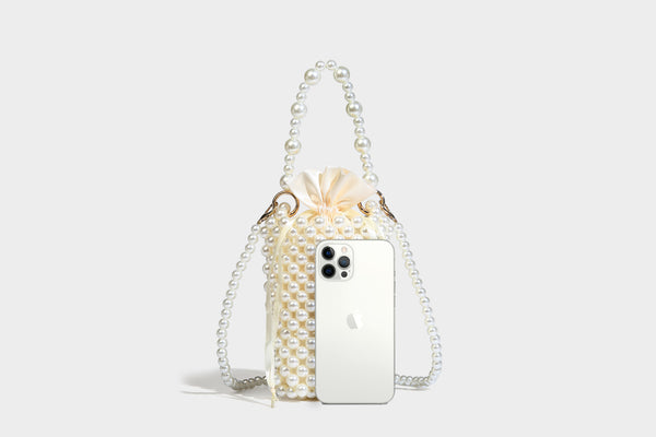 Mini-Bucket-Bag in zylindrischer Form, mit metallisch silberfarbenen Perlen besetzt, geflochtenem Tragegriff und Ketten-Schulterriemen, Detailansicht 35