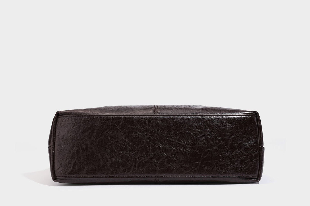 Große dunkelbraune, glänzende, geknautschte Hobo-Schultertasche mit Reißverschluss, goldfarbenen Metalldetails, verstellbarem Trageriemen und Hellblau