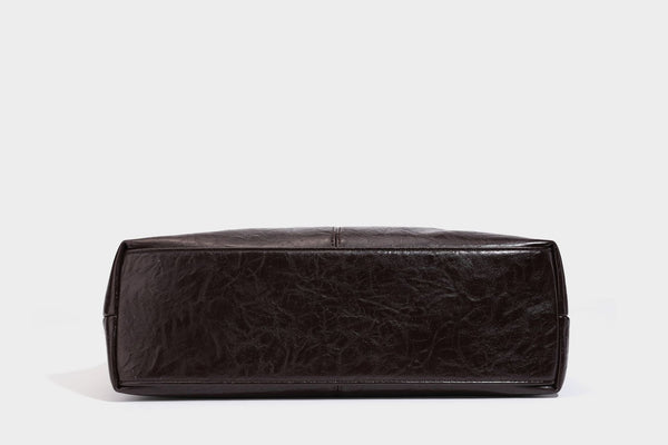 Große dunkelbraune, glänzende, geknautschte Hobo-Schultertasche mit Reißverschluss, goldfarbenen Metalldetails, verstellbarem Trageriemen und Hellblau