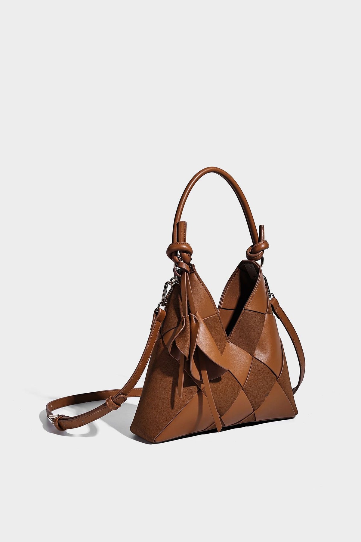 Wandelbare Tote-Bag in gewebter Lederoptik mit geknoteten Tragegriffen, abnehmbarem Schulterriemen und goldfarbenen Beschlägen, Detailansicht