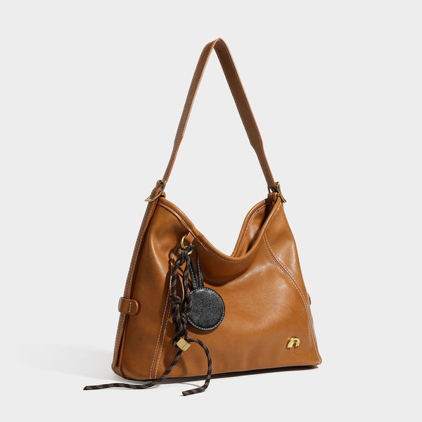 Lässig geformte Hobo-Schultertasche aus glatter Lederoptik mit kontrastierenden Ziernähten, Beschlägen in Antikgoldoptik und, Detailansicht
