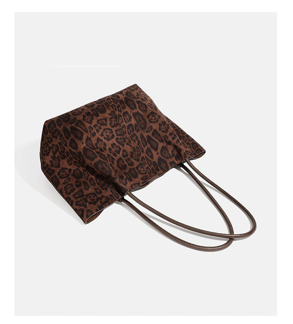 Große braune Tote-Bag mit Leopardenmuster und offenem Hauptfach, langen Schulterriemen und passender dunkelbrauner Reißverschlusstasche, Detailansicht 13
