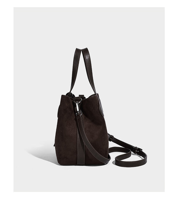 Kleine, strukturierte Tote-Handtasche in Wildlederoptik mit Elefantenanhänger, zwei oberen Tragegriffen und abnehmbarem Crossbody-Riemen, Detailansicht