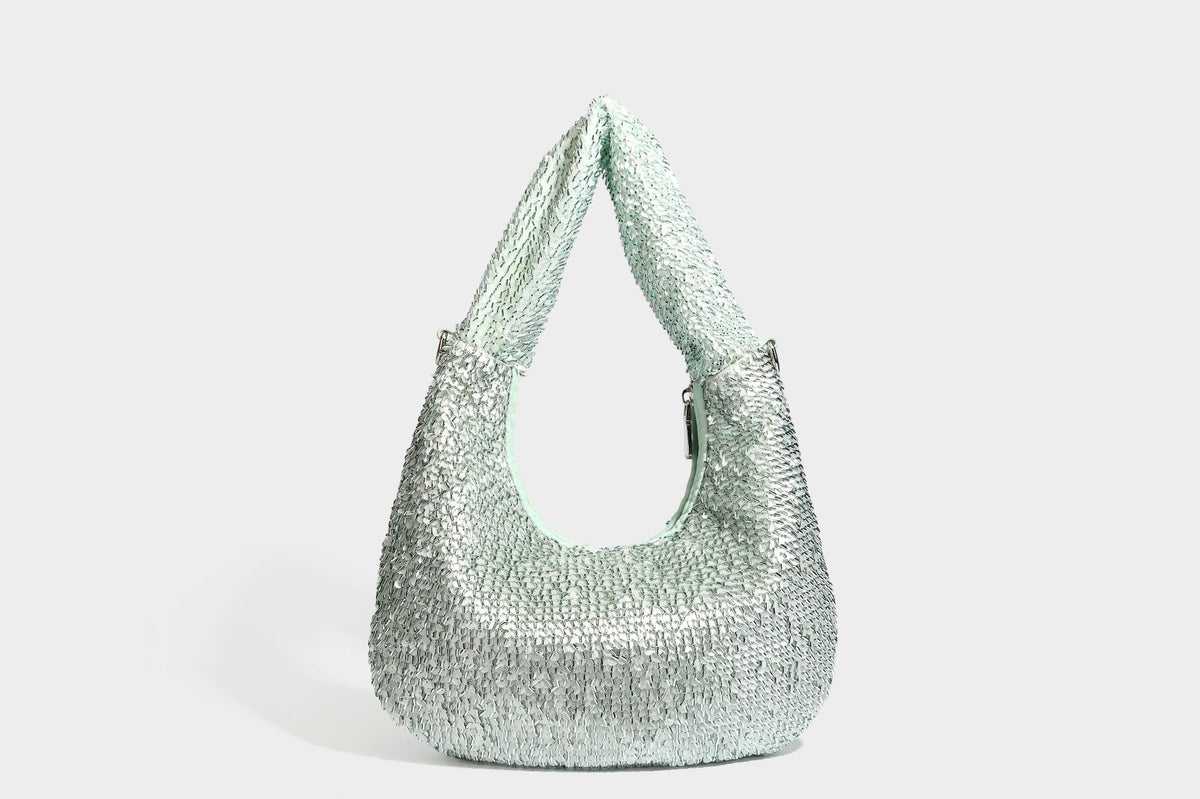Lässig drapierte, tropfenförmige Hobo-Schultertasche mit durchgehendem Metallic-Paillettenbesatz und silberfarbenen Metalldetails, Detailansicht 29