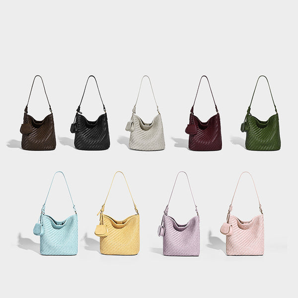Lässig weich fallende gewebte Hobo-Schultertasche in Rosa mit abnehmbarem Mini-Etui und goldfarbenen Beschlägen, Detailansicht 2