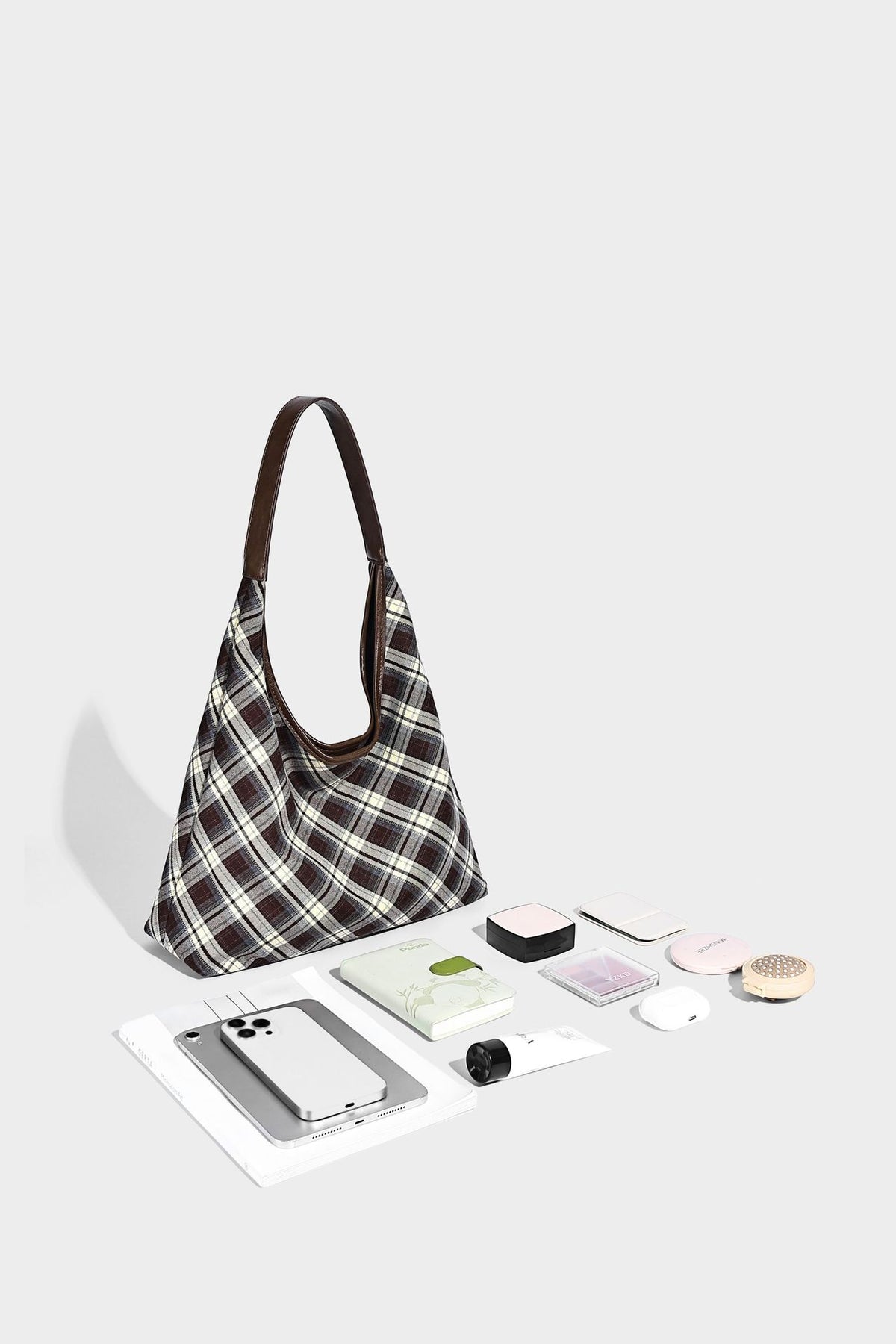 Lässige Hobo-Schultertasche in dunkelbraunem, cremefarbenem und grauem Karomuster mit dunkelbraunen Besätzen in Lederoptik und einem einzelnen langen Schulterriemen