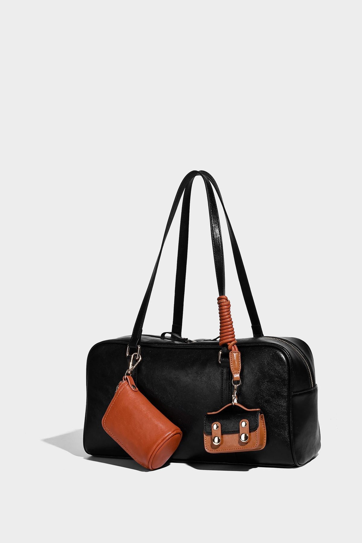 Strukturierte Boston-Schultertasche in glänzender Lederoptik mit zwei langen Trageriemen, Reißverschluss oben, goldfarbenen Beschlägen und zwei
