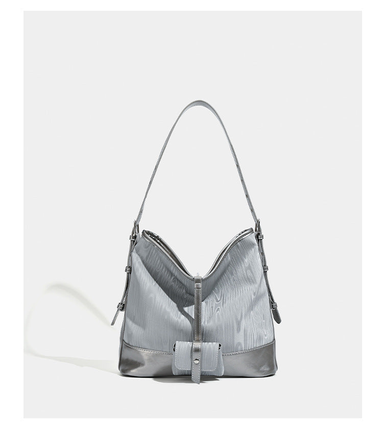 Lässig geformte Hobo-Schultertasche in Silbergrau mit holzmaserungsgeprägten Einsätzen, glänzender Metallic-Einfassung, Reißverschluss oben und vorderem Überschlag