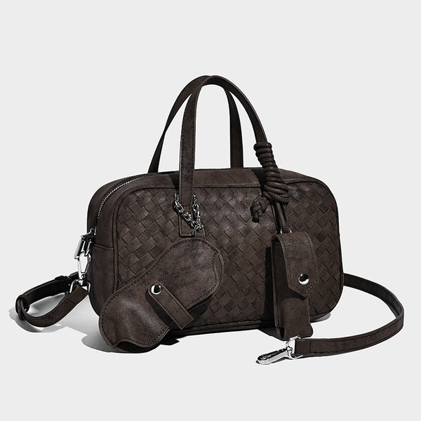 Strukturierte Boston-Tasche mit Webstruktur, geknoteten Henkeln, abnehmbarem Schulterriemen und passendem Mini-Etui in matter Ausführung