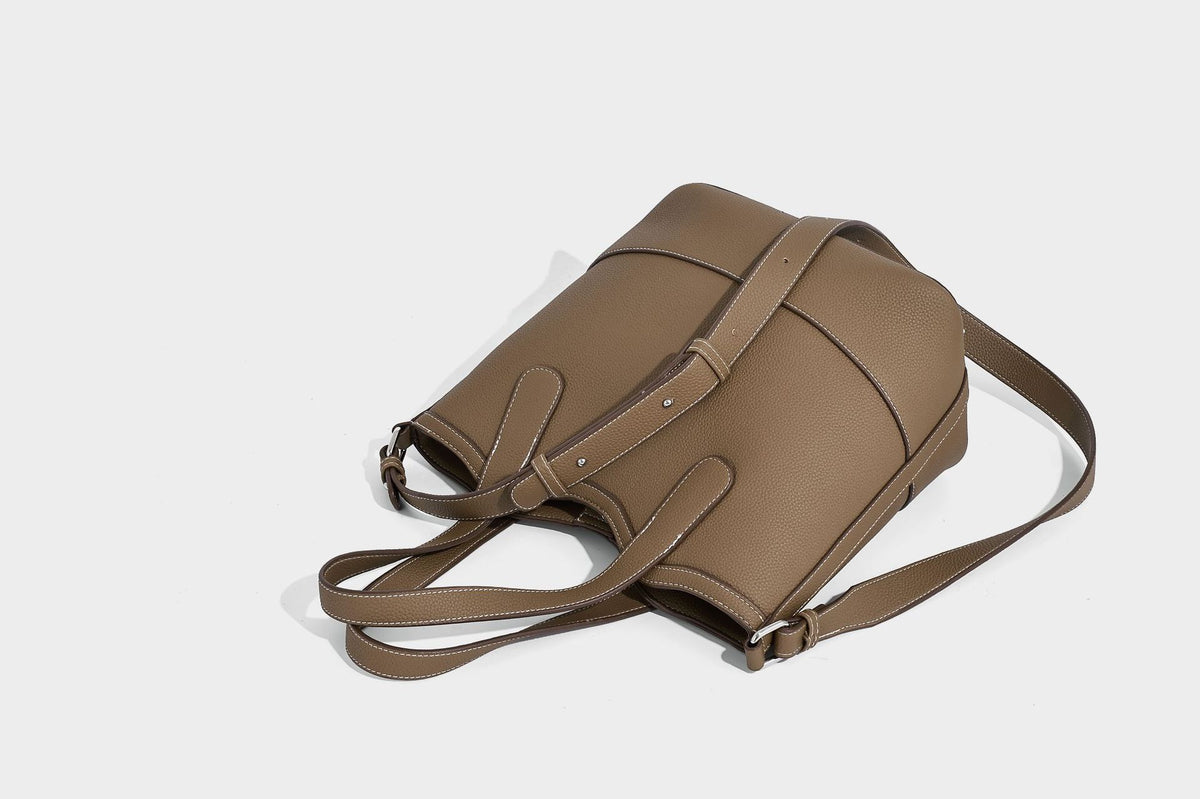 Formstabiler Shopper mit genarbter Oberfläche in Karamellbraun, zwei Henkeln, abnehmbarem Crossbody-Riemen und abnehmbarem Reißverschluss