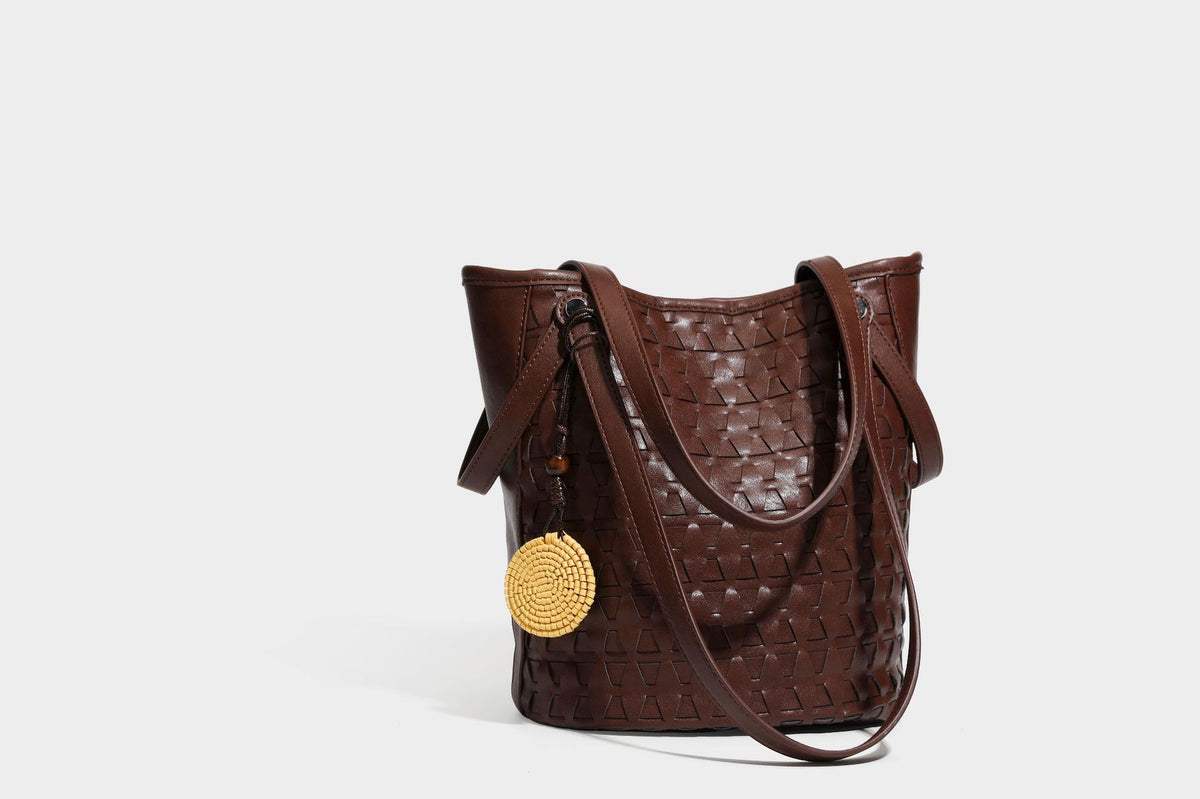 Shopper-Schultertasche im Bucket-Stil mit Webstruktur in Lederoptik, rundem Anhänger und langen doppelten Trägern, Detailansicht 37