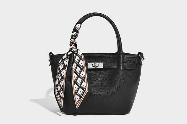 Kleine strukturierte Henkeltasche aus genarbtem Material in Taupe mit zwei Henkeln, bedrucktem Schalband, vorderem Drehverschluss und, Detail