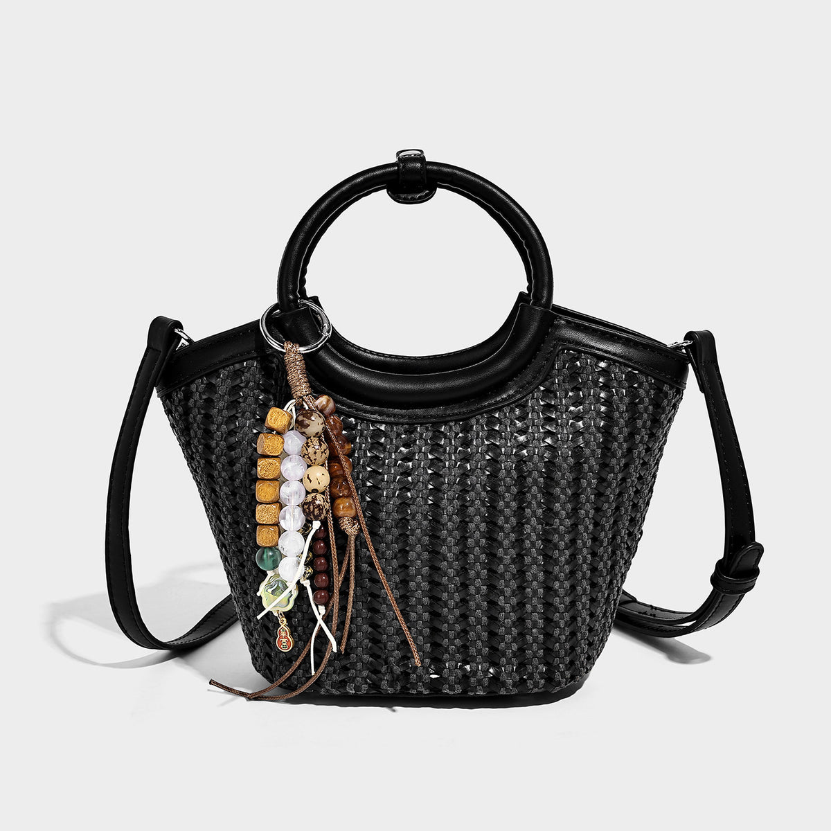 Kleine Flecht-Bucket-Bag mit rundem Henkel in Lederoptik, Quastenanhänger mit Perlen und abnehmbarem Crossbody-Riemen in Camelbraun
