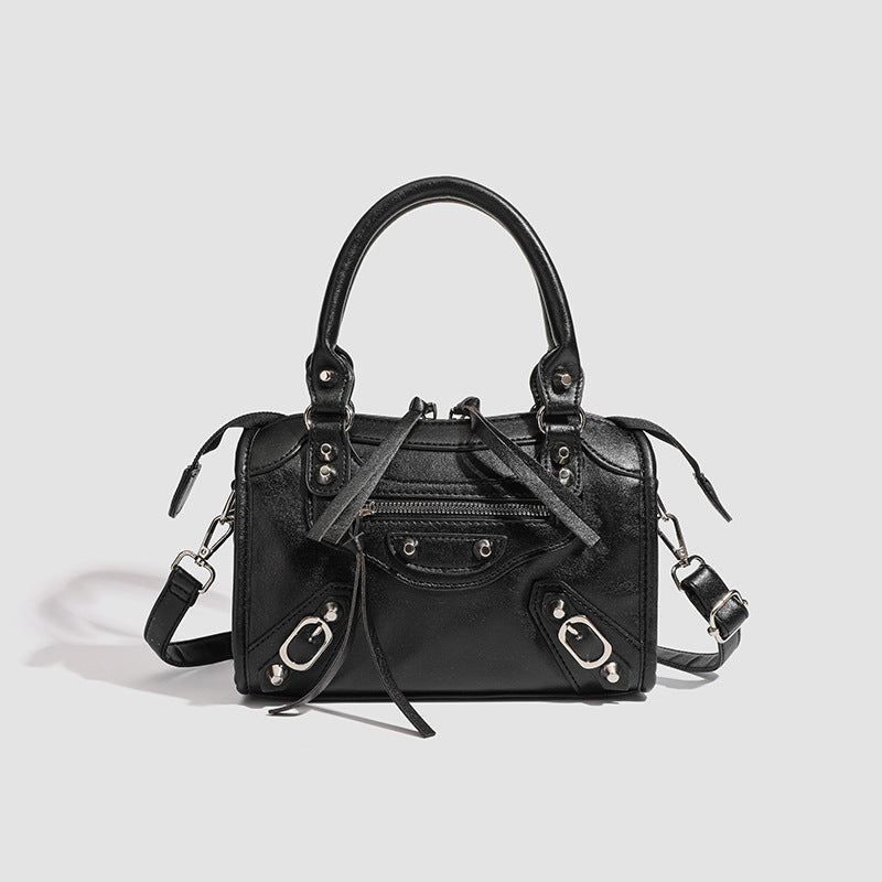 Mini-Henkeltasche mit formstabiler Silhouette, silberfarbenen Nietenbeschlägen, Reißverschlussfach vorne, zwei Tragegriffen und abnehmbarem Schulterriemen