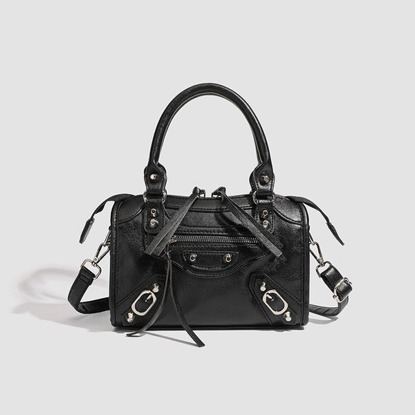 Mini-Henkeltasche mit formstabiler Silhouette, silberfarbenen Nietenbeschlägen, Reißverschlussfach vorne, zwei Tragegriffen und abnehmbarem Schulterriemen