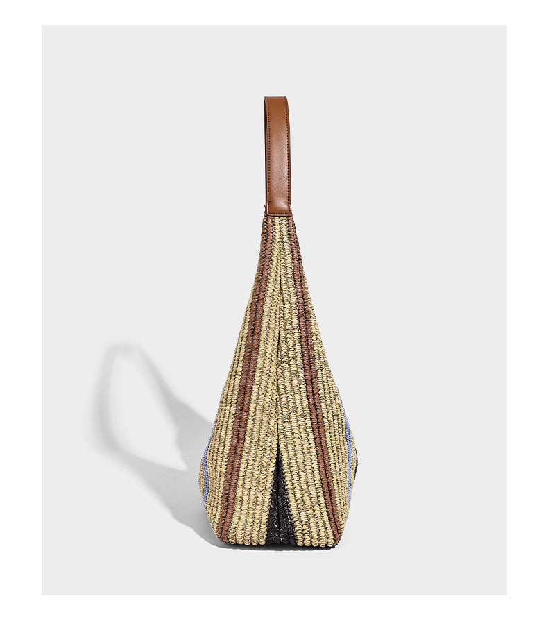 Weich fallender Hobo-Shopper aus gestreiftem Webmaterial in Camel mit mehrfarbigen Streifen und braunem Besatz in Lederoptik, mit abnehmbarem Reißverschluss abgebildet