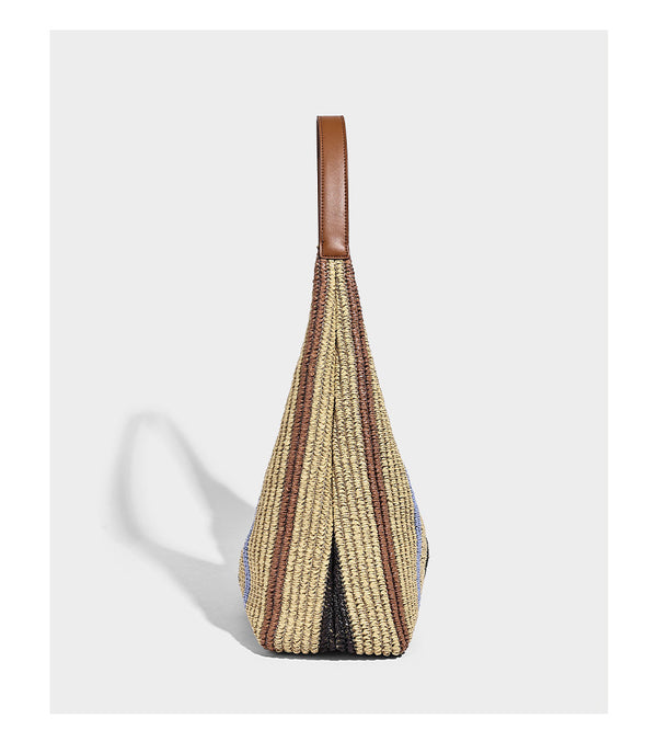 Weich fallender Hobo-Shopper aus gestreiftem Webmaterial in Camel mit mehrfarbigen Streifen und braunem Besatz in Lederoptik, mit abnehmbarem Reißverschluss abgebildet