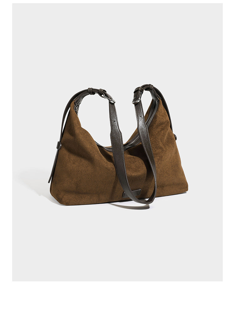 Lässige Hobo-Schultertasche mit matter brauner Wildlederoptik, dunklen glatten Besätzen, Reißverschluss oben und langem, verstellbarem