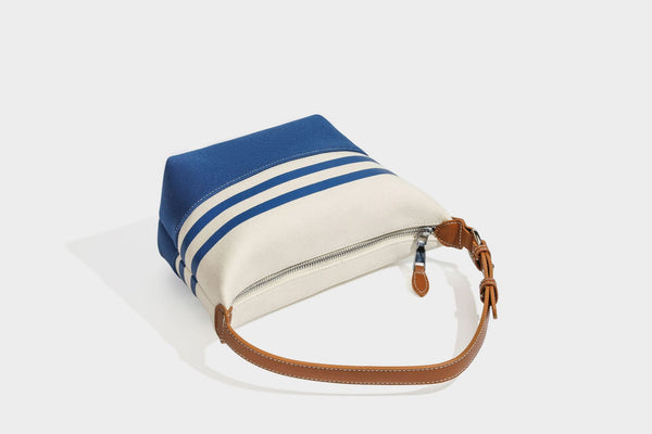 Cremefarbene und blau gestreifte Canvas-Schultertasche mit Träger in Lederoptik und Reißverschluss in Silberoptik, Detailansicht 25