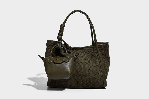 Strukturierte Tote-Bag mit Webstruktur, befestigtem Mini-Täschchen als Anhänger, geknoteten Tragegriffen oben und abnehmbarem Schulterriemen, Detail