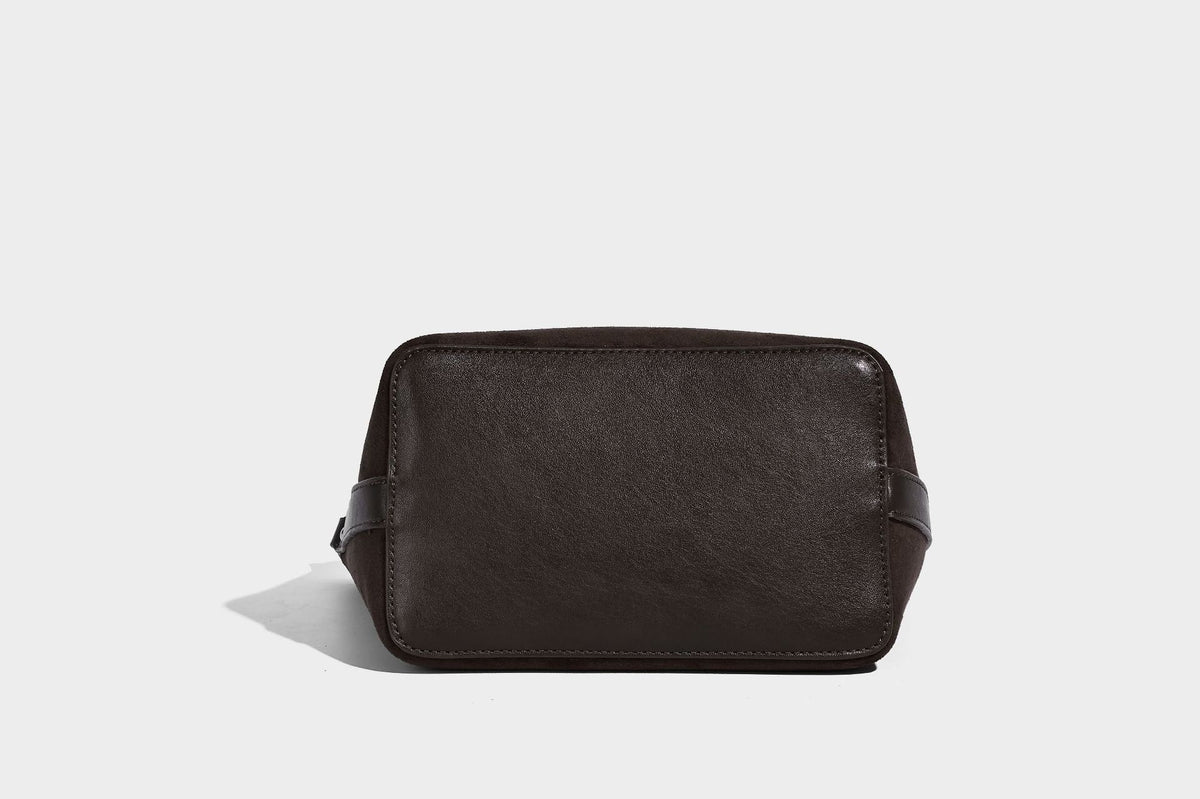 Kleine, strukturierte Tote-Handtasche in Wildlederoptik mit Elefantenanhänger, zwei oberen Tragegriffen und abnehmbarem Crossbody-Riemen, Detailansicht