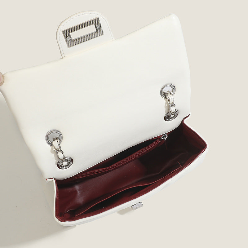 Kleine rechteckige Crossbody-Tasche in Lederoptik mit Wellensteppung, Kettenriemen in Silberoptik und Drehverschluss, Detailansicht 4