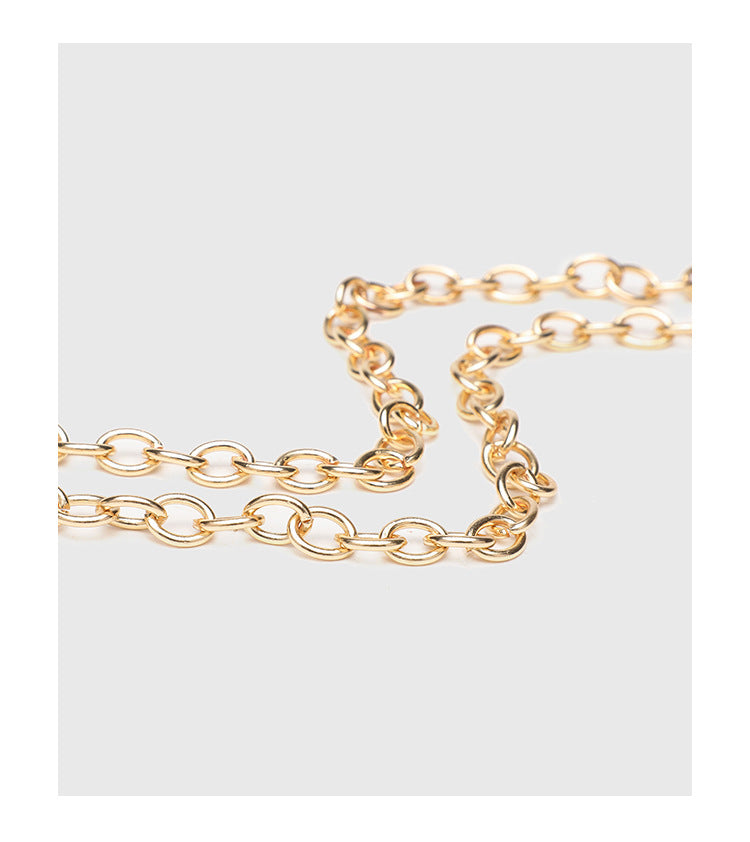 Ovale Hartschalen-Clutch in marmorierter Perlmuttoptik mit Verschluss aus zwei goldfarbenen Kugeln und goldfarbener Kettenriemen, Detailansicht